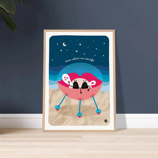Affiche illustrée poétique "Bisou volant non identifié" de Lolilé, représentant un vaisseau spatial en forme de lèvres sur une plage sous un ciel étoilé avec de petits personnages.
