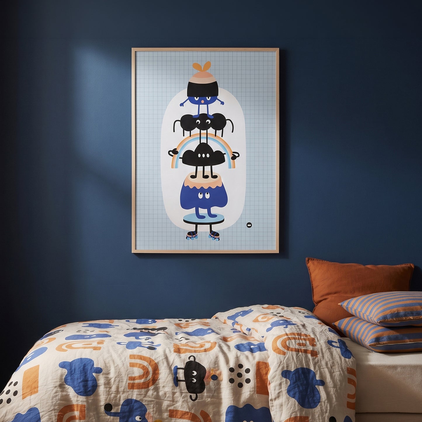 Affiche pour chambre d'enfant "Les amis perchés" signée Lolilé, montrant un totem vertical de petits personnages rigolos et colorés en équilibre.