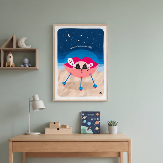 Affiche illustrée poétique "Bisou volant non identifié" de Lolilé, représentant un vaisseau spatial en forme de lèvres sur une plage sous un ciel étoilé avec de petits personnages.