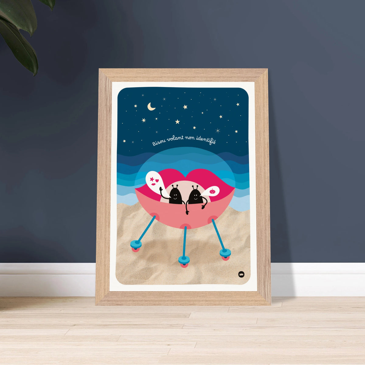 Affiche illustrée poétique "Bisou volant non identifié" de Lolilé, représentant un vaisseau spatial en forme de lèvres sur une plage sous un ciel étoilé avec de petits personnages.