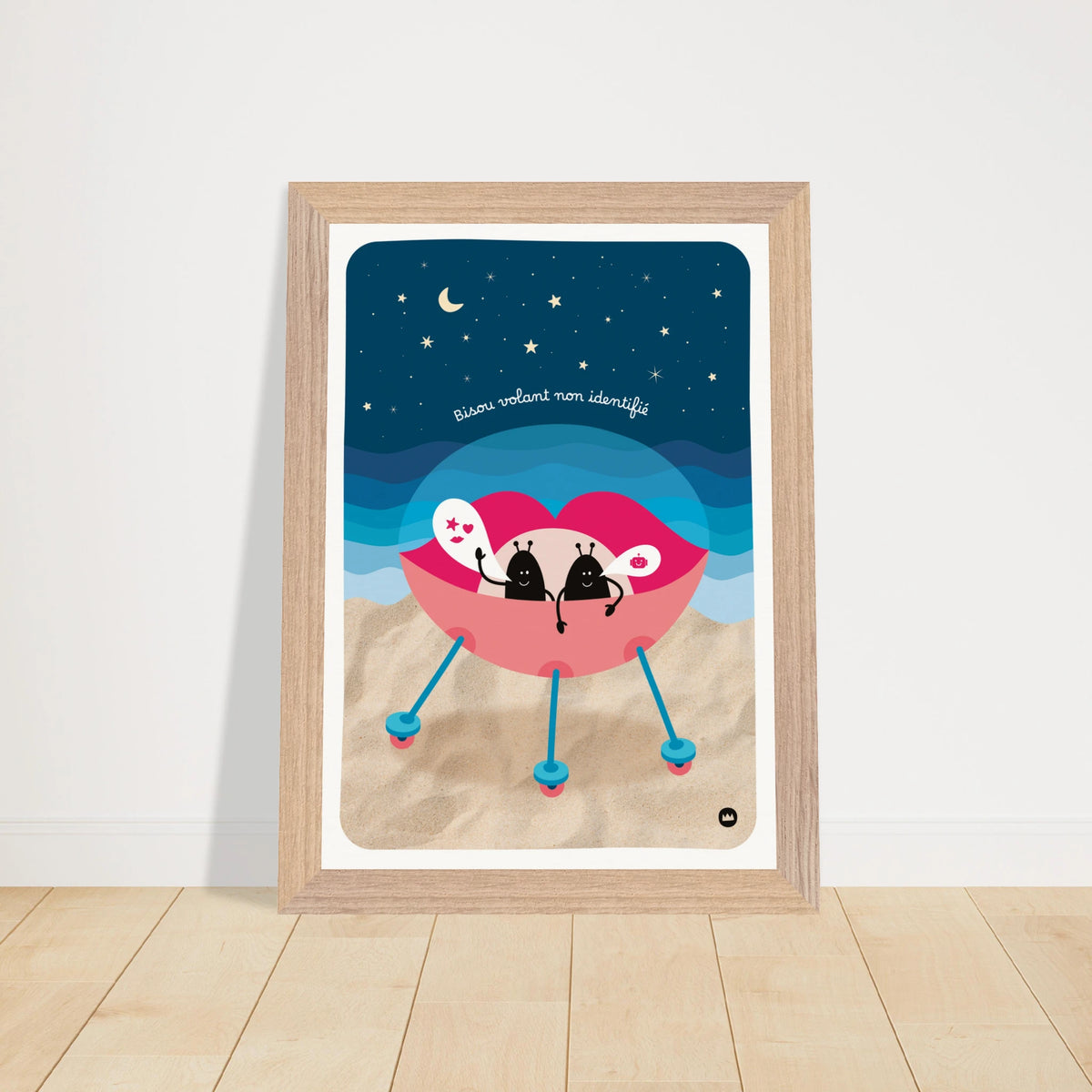 Affiche illustrée poétique "Bisou volant non identifié" de Lolilé, représentant un vaisseau spatial en forme de lèvres sur une plage sous un ciel étoilé avec de petits personnages.