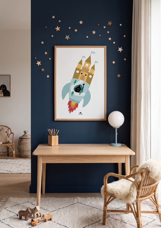 Affiche et carte pour décoration de chambre d'enfant dans un cadre en bois, illustrant une fusée en forme de château fort