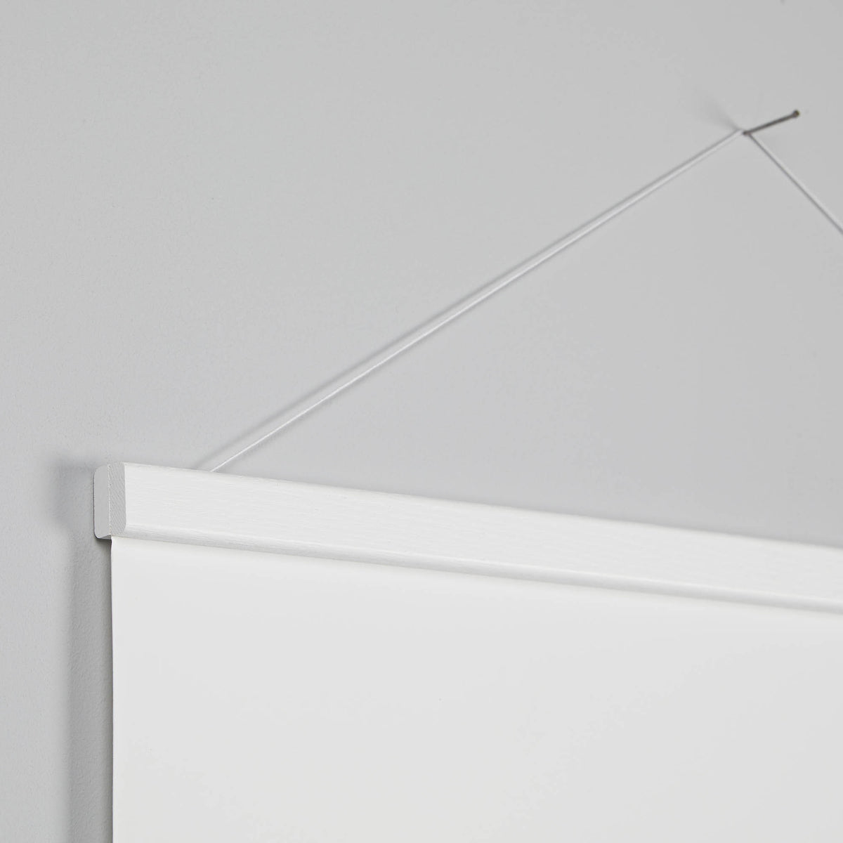 Baguette de suspension en bois blanc pour accrocher et suspendre une affiche au mur
