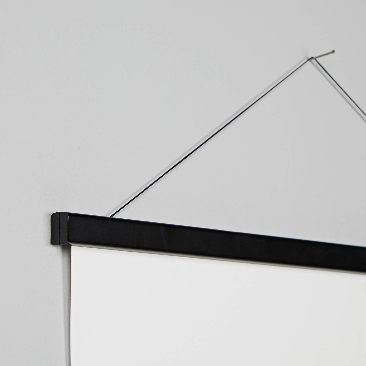Baguette de suspension en bois noir pour accrocher et suspendre une affiche au mur