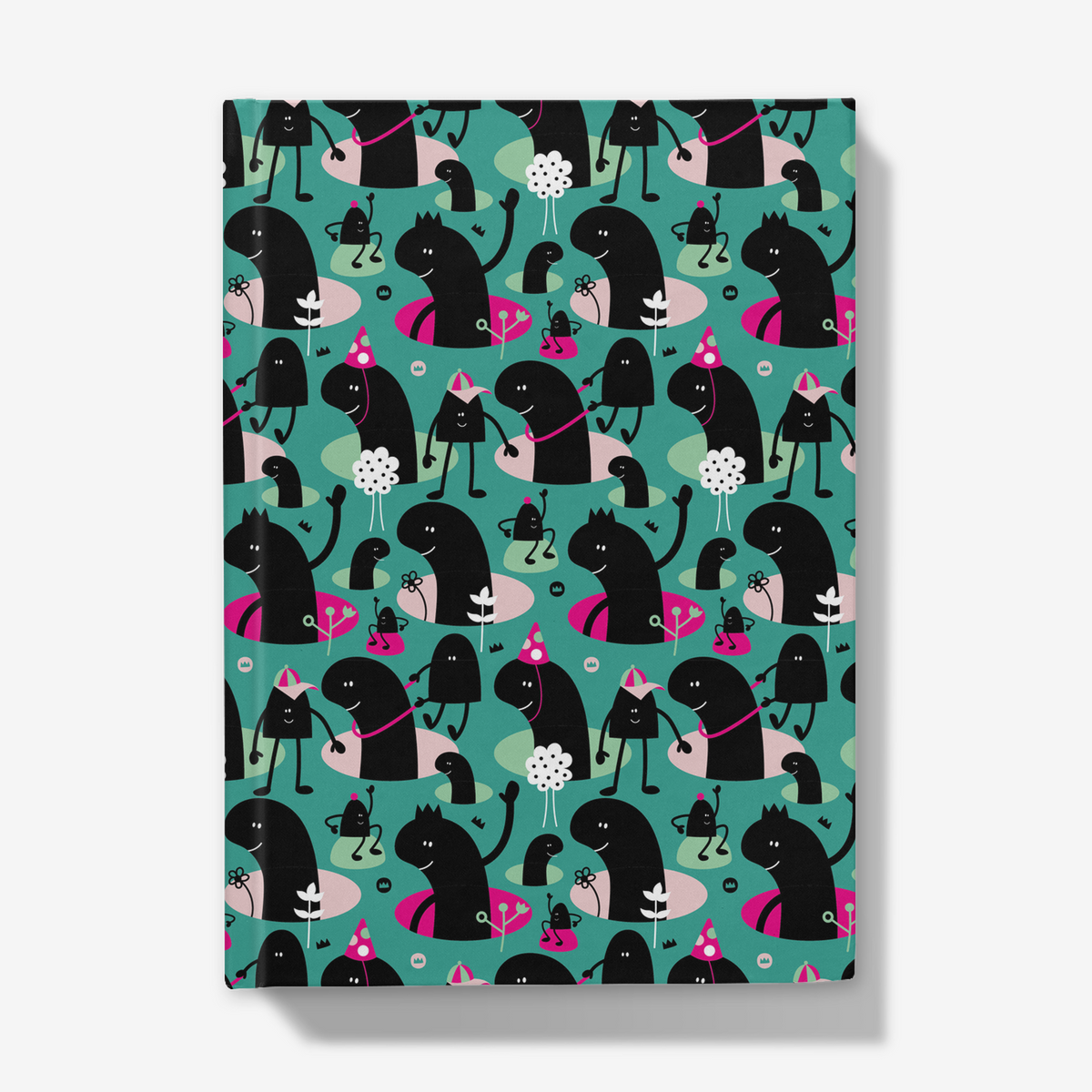 Carnet rigide Lolilé avec motif répétitif de petits personnages malicieux et festifs sur fond bleu-vert, avec touches de rose.