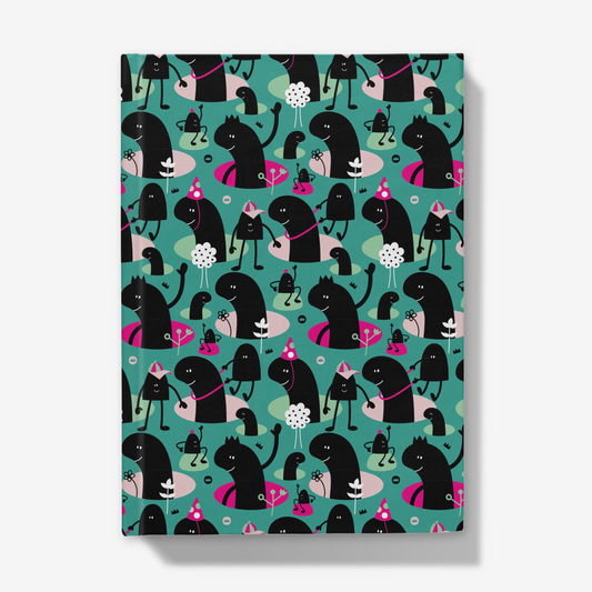 Carnet rigide Lolilé avec motif répétitif de petits personnages malicieux et festifs sur fond bleu-vert, avec touches de rose.