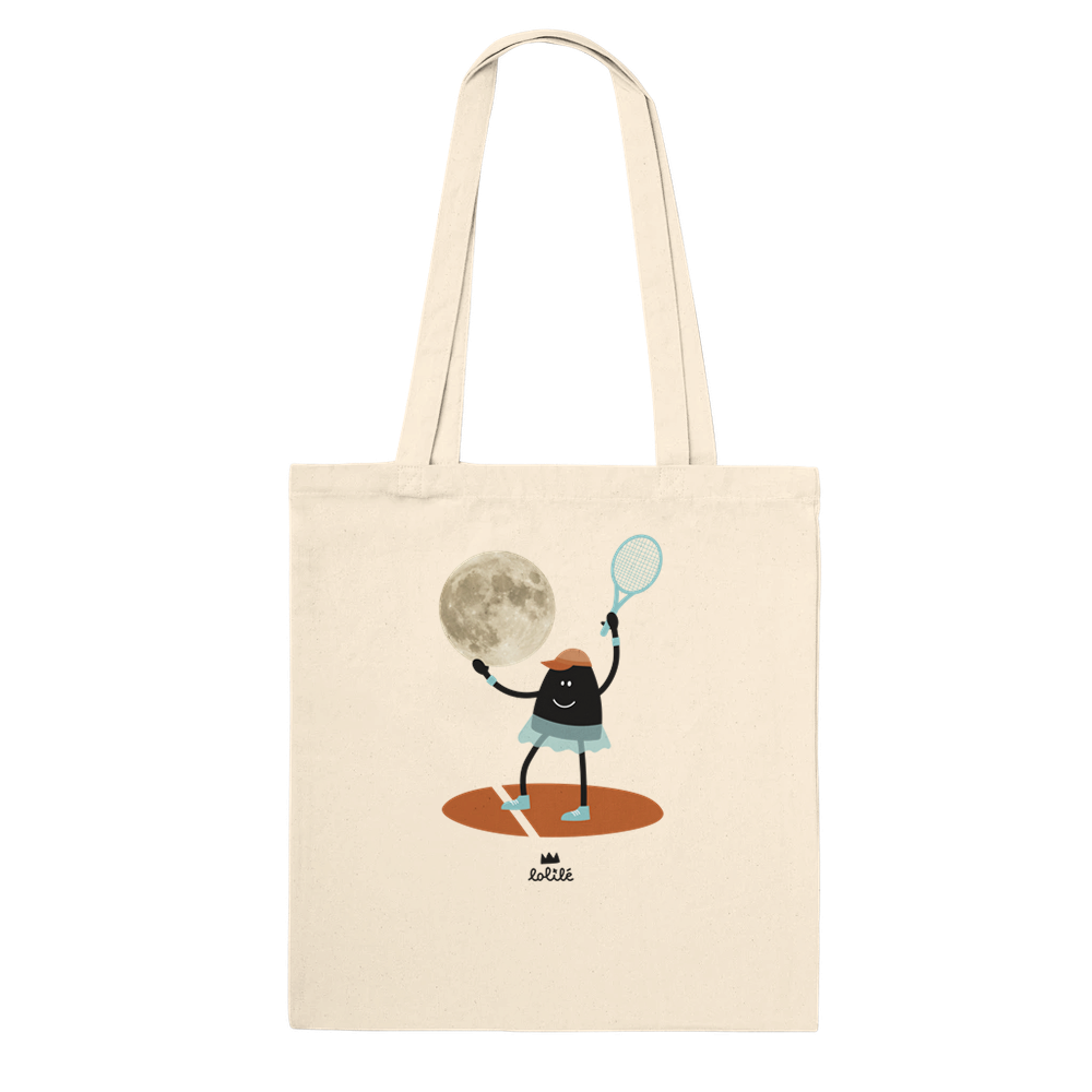 Tote bag « Jeu, set et lune » de Lolilé, représentant un petit personnage noir en tenue de tennis tenant une raquette et jouant avec une grande lune sur fond quadrillé bleu clair.