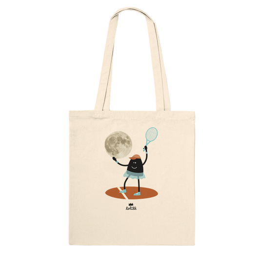 Tote bag « Jeu, set et lune » de Lolilé, représentant un petit personnage noir en tenue de tennis tenant une raquette et jouant avec une grande lune sur fond quadrillé bleu clair.